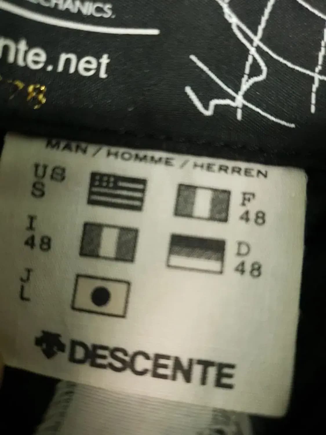 데상트 퀼팅 패딩 자켓 블랙/레드 상품이미지3