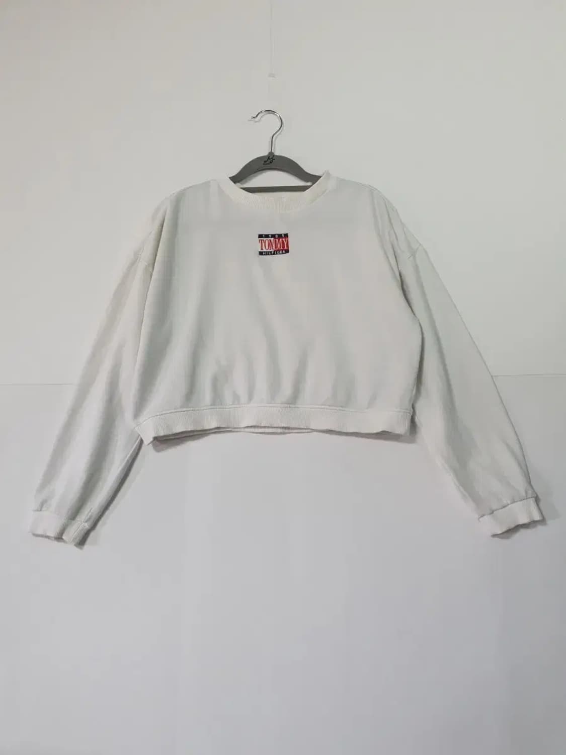 타미힐피거 화이트 크롭 맨투맨 상품이미지1