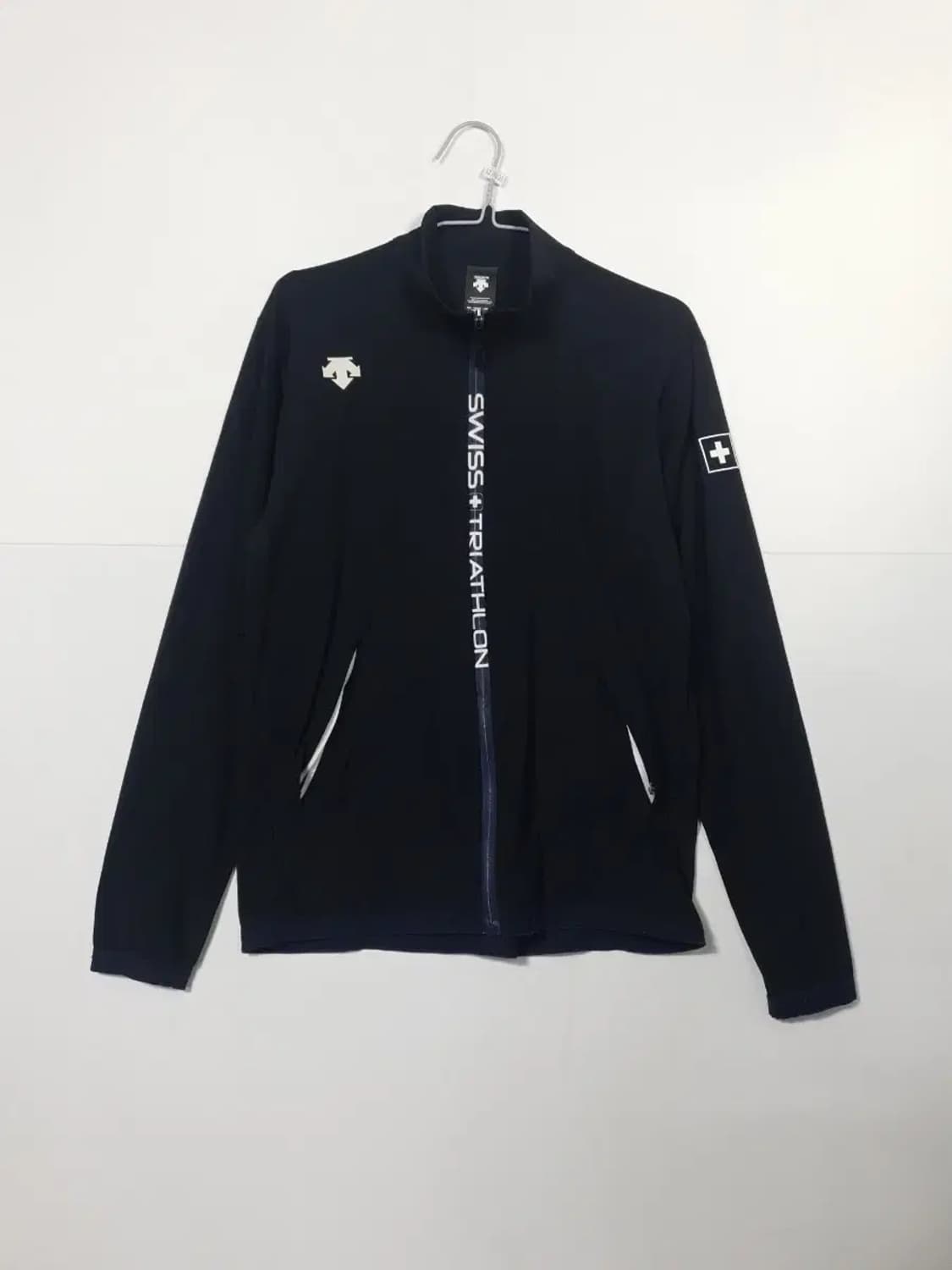 데상트 스위스 트라이애슬론 블랙 자켓 상품이미지1