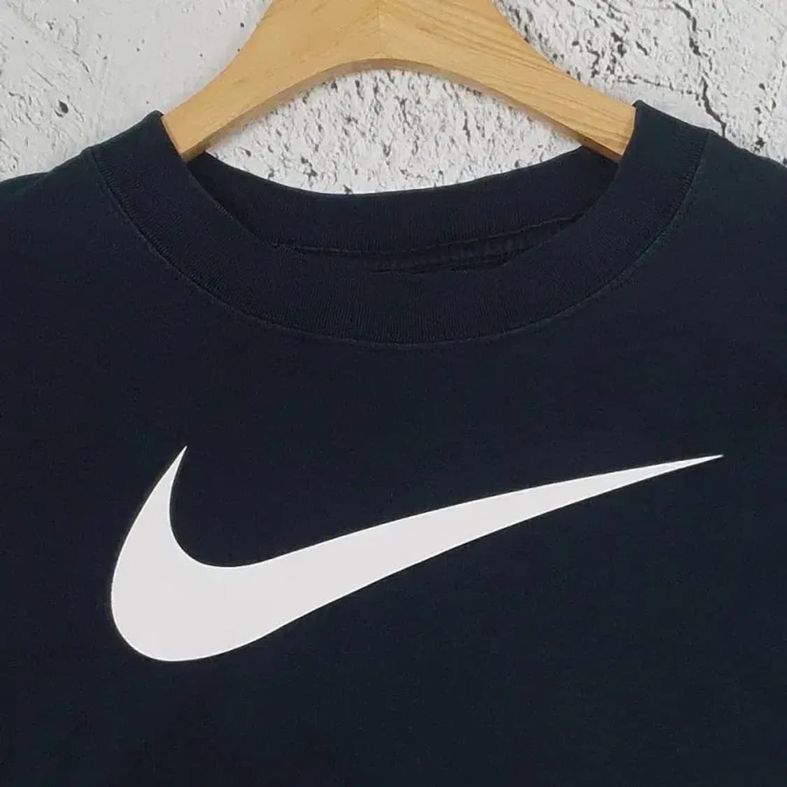 나이키 NIKE 여성 스우시 크롭 반팔 티 블랙 S 1000430 상품이미지4