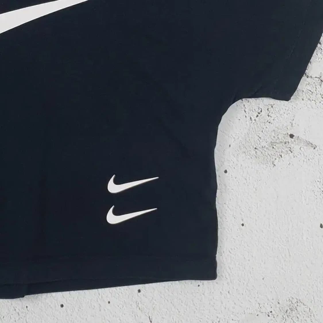 나이키 NIKE 여성 스우시 크롭 반팔 티 블랙 S 1000430 상품이미지5