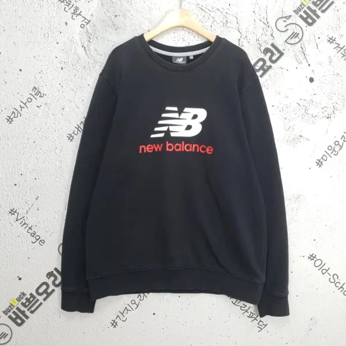뉴발란스 NEW BALANCE 빅로고 맨투맨 블랙 2200070 상품이미지1