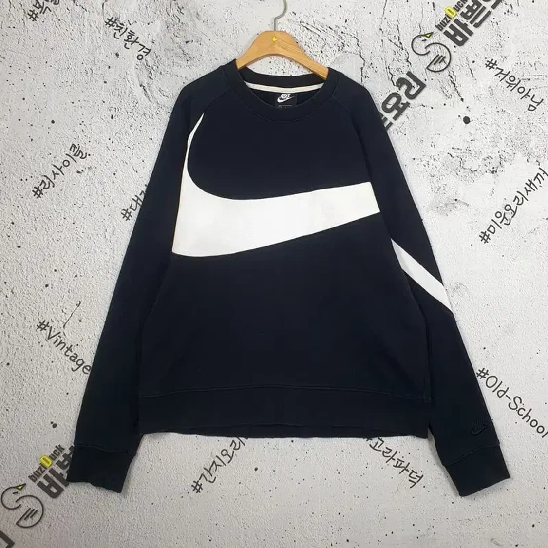 나이키 NIKE 화이트 빅 스우시 스웻 맨투맨 블랙 2200195 상품이미지6