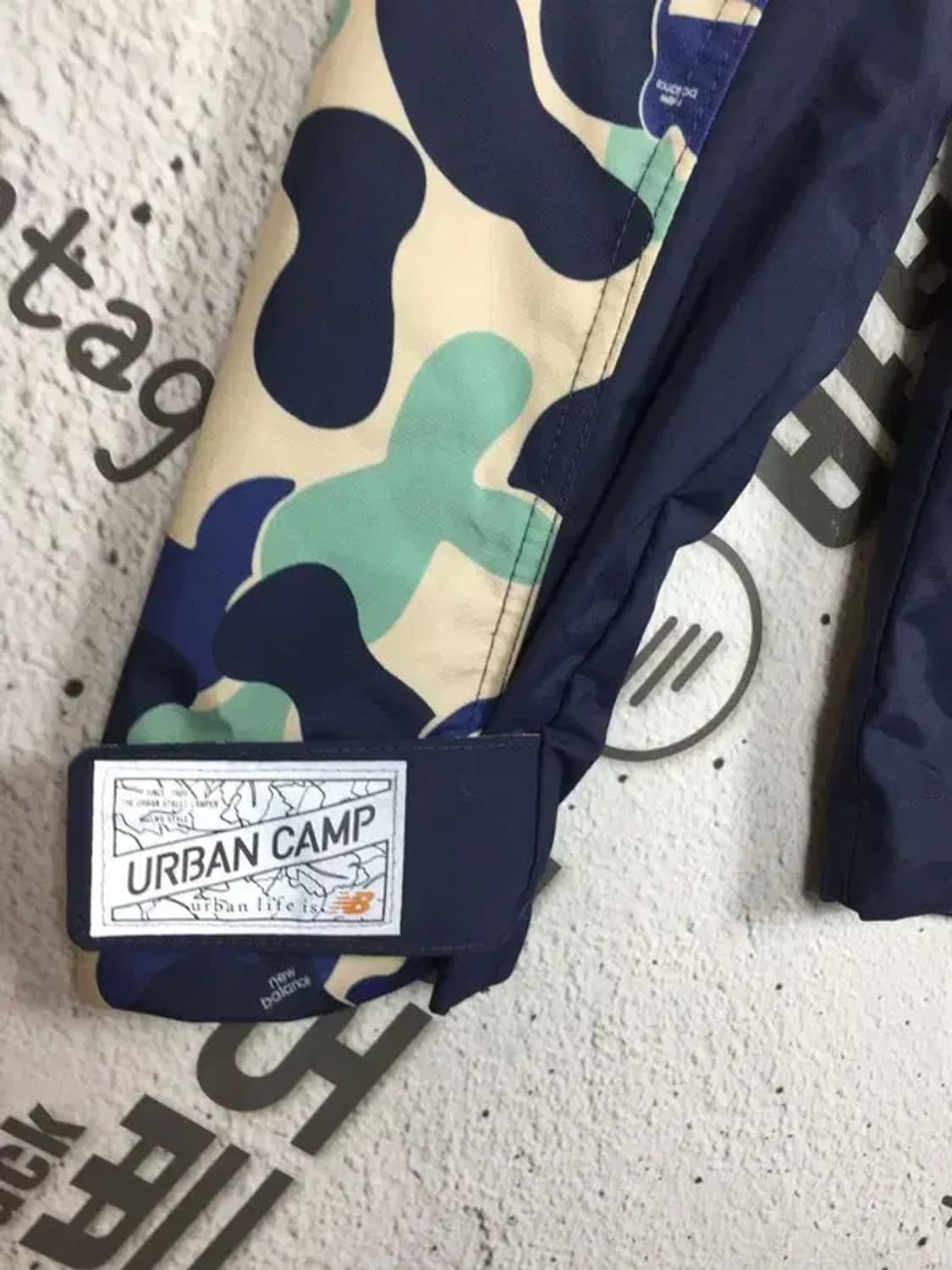 뉴발란스 NB 카모 패턴 바람막이 자켓 네이비 95(M) 3800192 상품이미지5