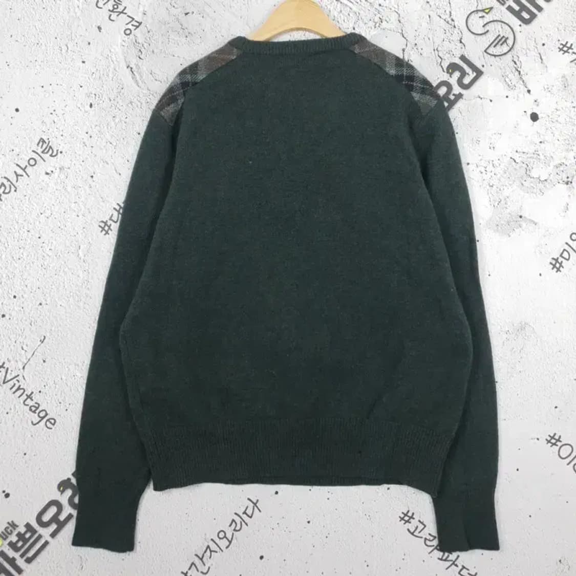 헤지스 숄더 패턴 라운드 울100% 니트 카키 105 2400017 상품이미지2