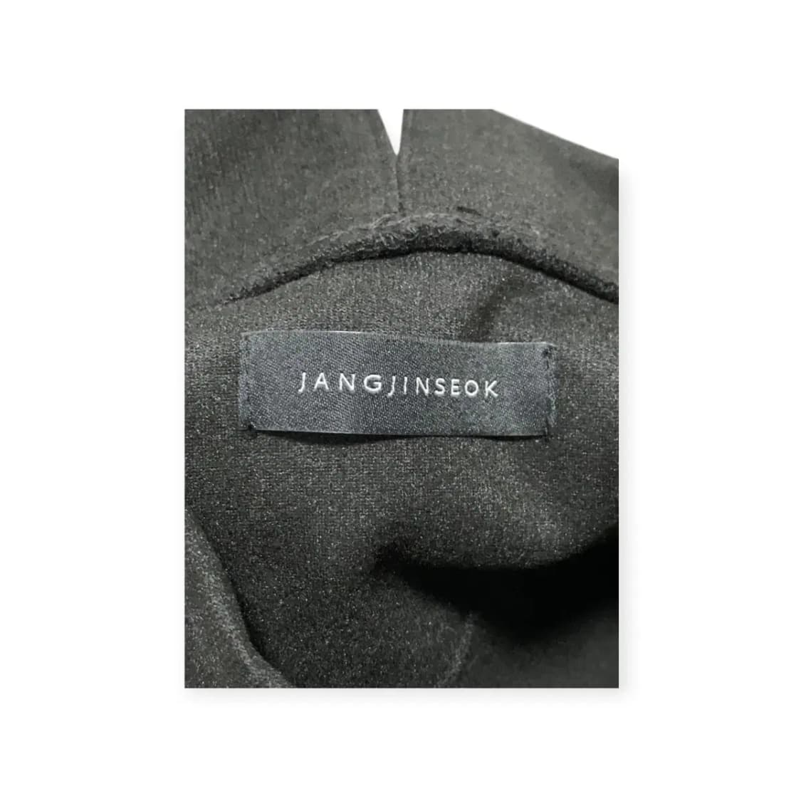 L)장진석 JANGJINSEOK 샌드 코랄 탑 블랙 모크넥 맨투맨 상품이미지10