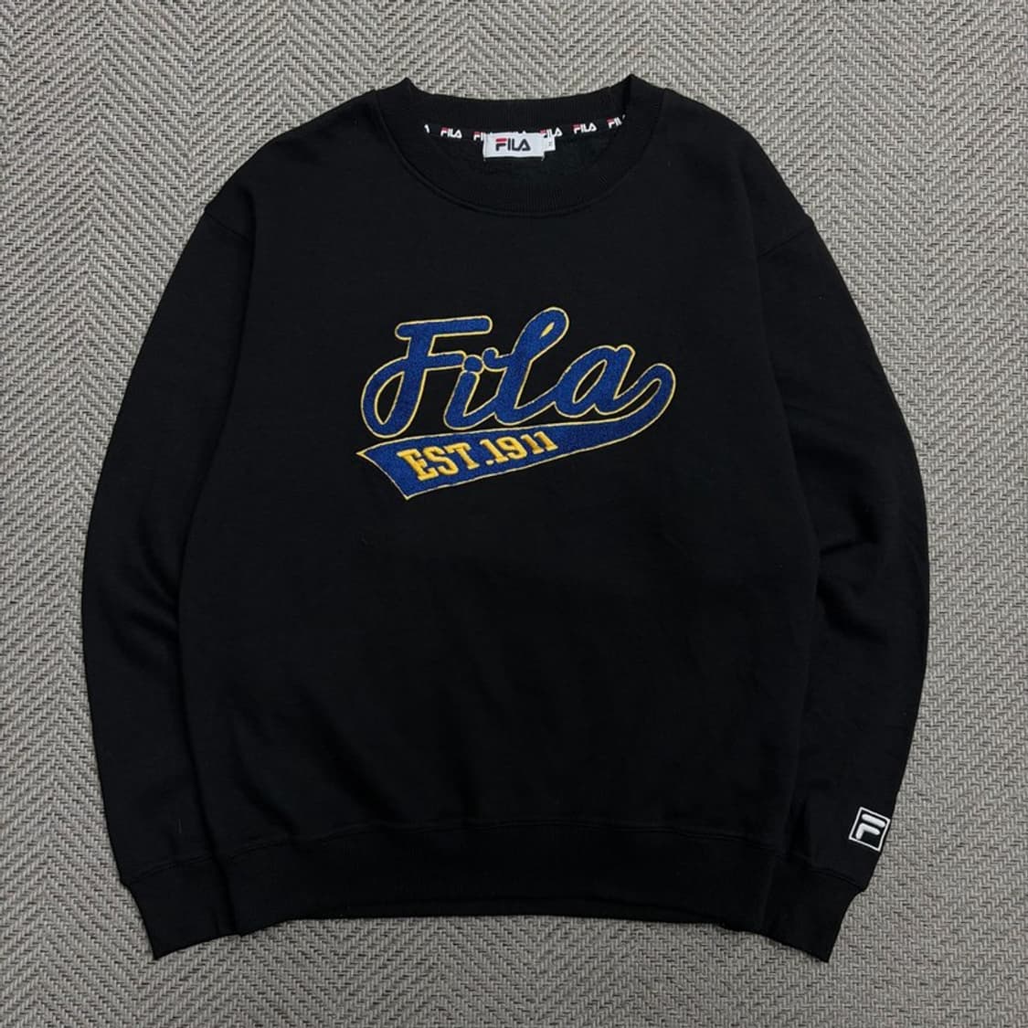 휠라 자수와펜로고 맨투맨 v1700 상품이미지1