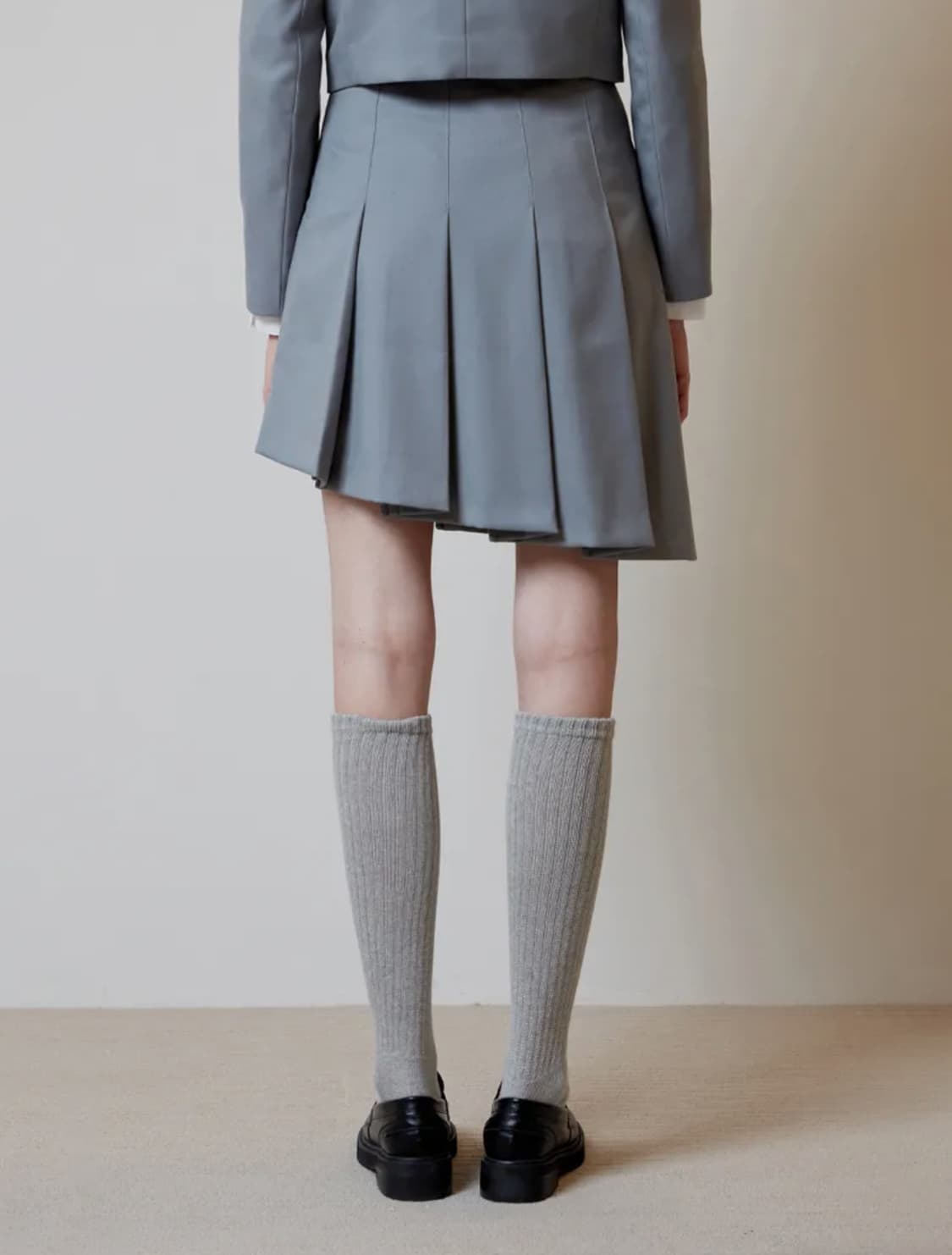 오아이오아이 DIAGONAL PLEATS SKIRT LIGHT GREY 상품이미지1
