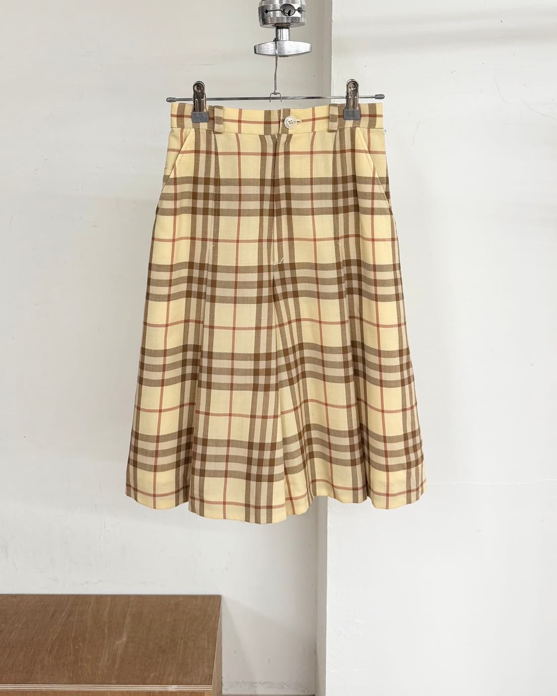 버버리 옐로우 노바체크 핀턱 미디스커트  상품이미지1