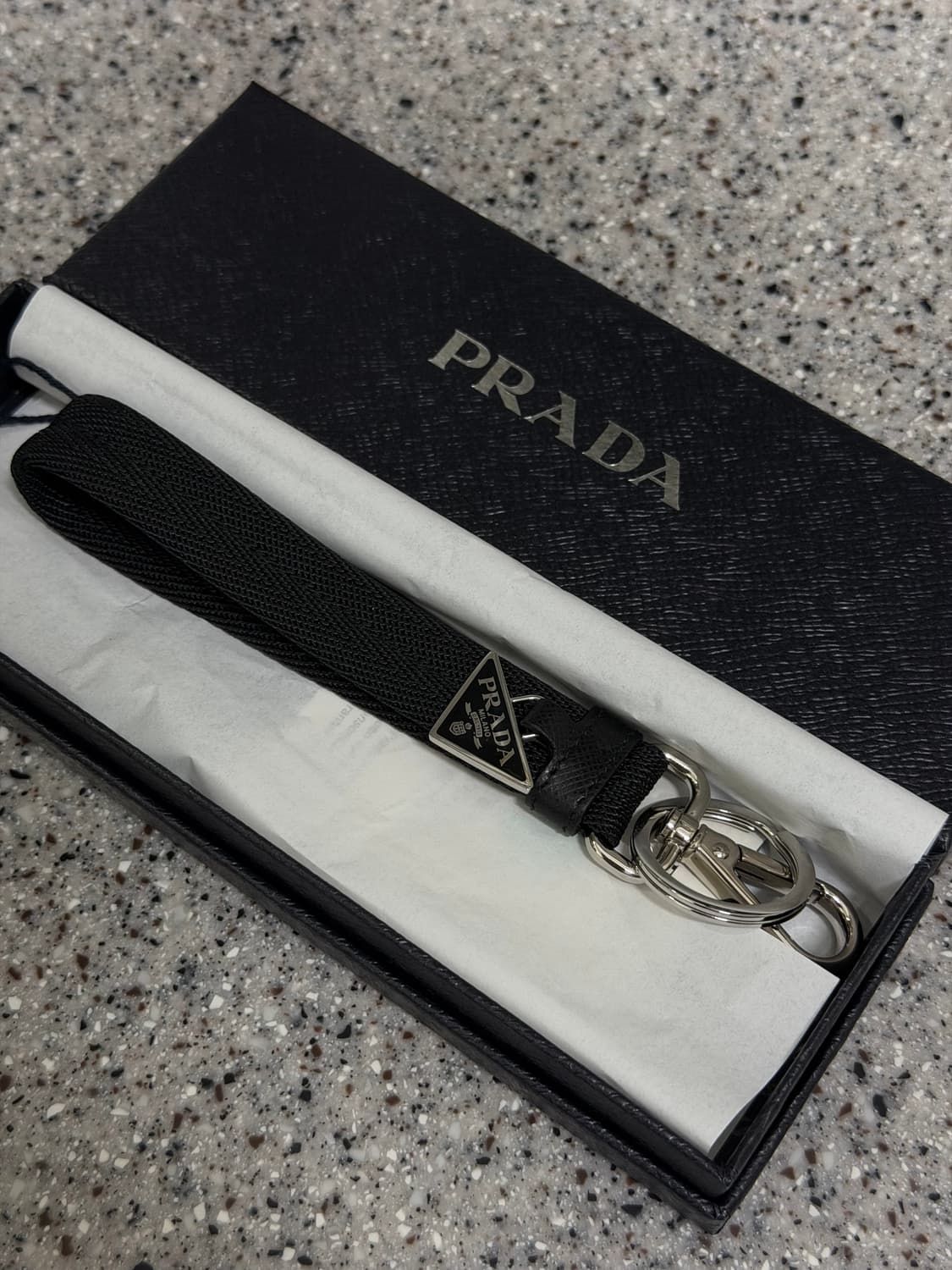 프라다 로고 키홀더(키링) 블랙 새상품 상품이미지1