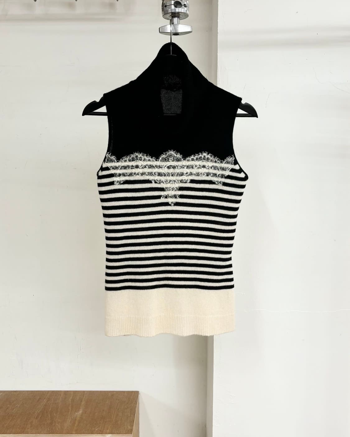 에르마노 설비노 블랙 스트라이프 케시미어 슬리브리스 상품이미지1