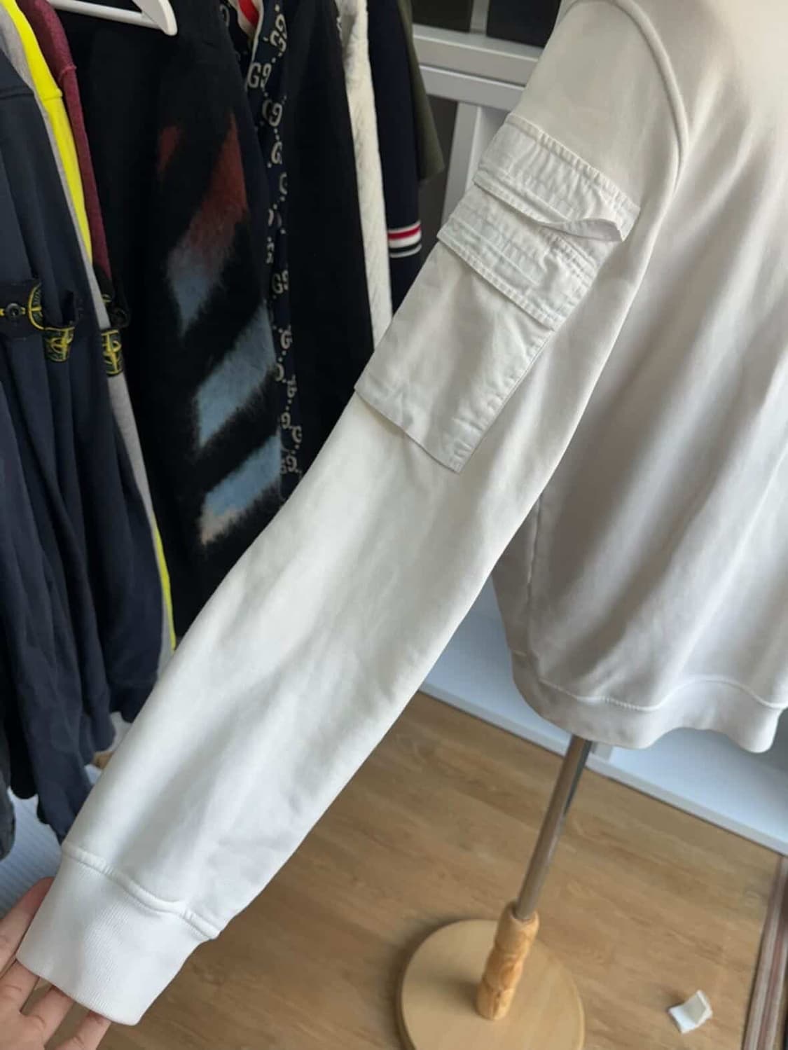 [23FW] 스톤아일랜드 포켓 와펜 패치 맨투맨 상품이미지4