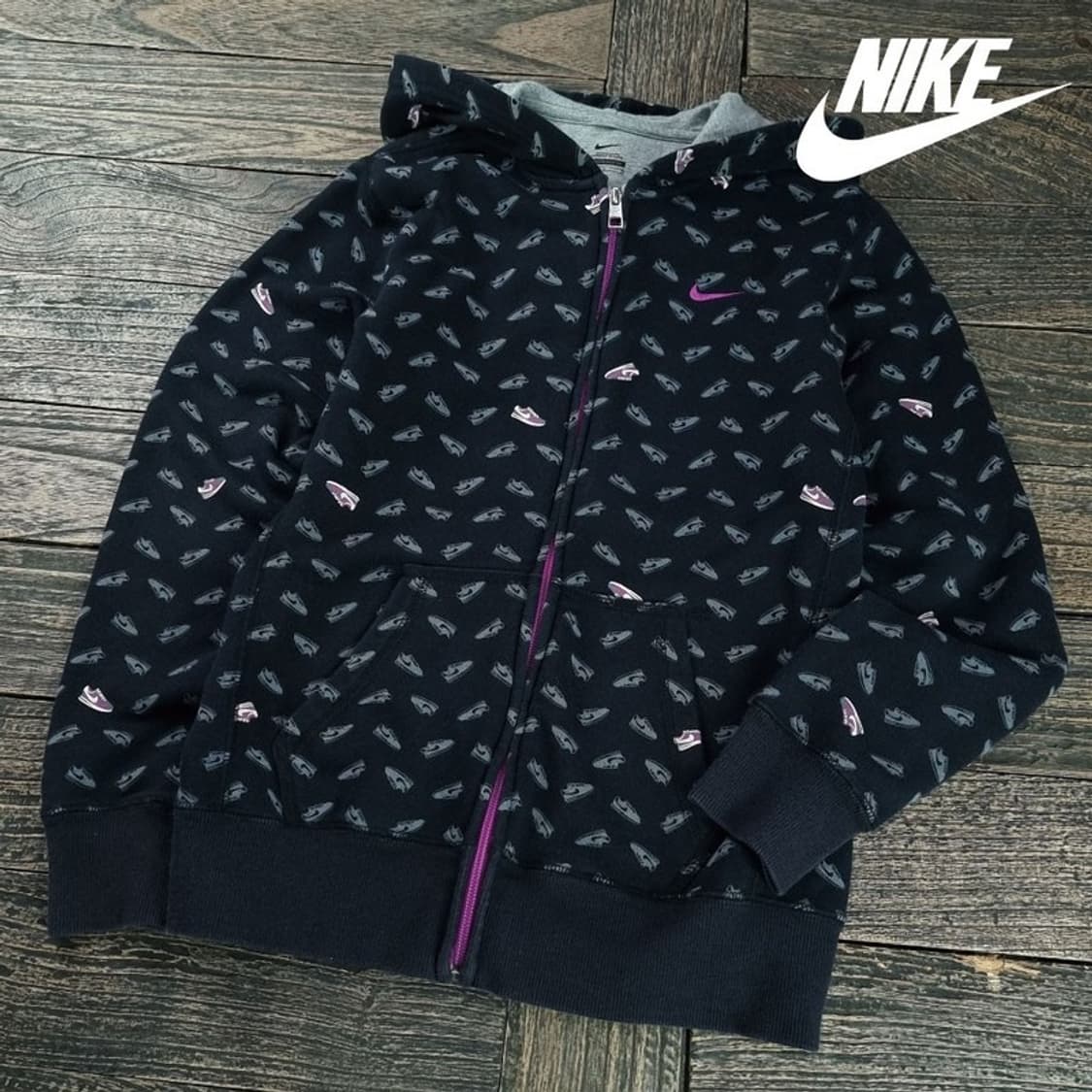 [나이키] 스우시 자수 멀티 패턴 후드 집업 블랙 M19508 상품이미지1