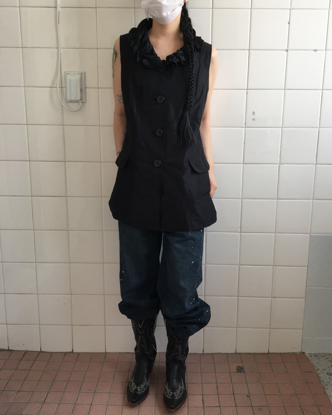 Neck line point glossy vest 상품이미지1