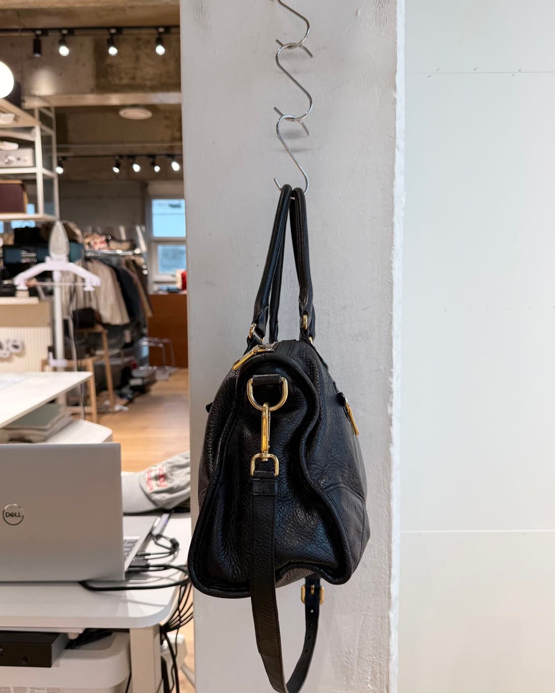 프라다 블랙 비텔로 다이노 모터백 상품이미지5