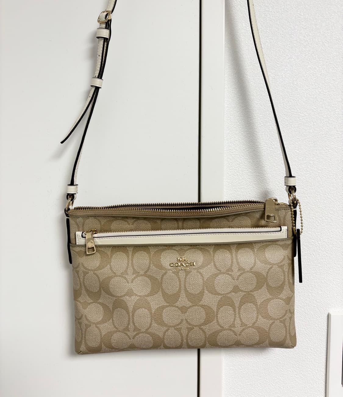 [정품] 코치 팝업파우치 크로스백 (실착용X) 상품이미지1