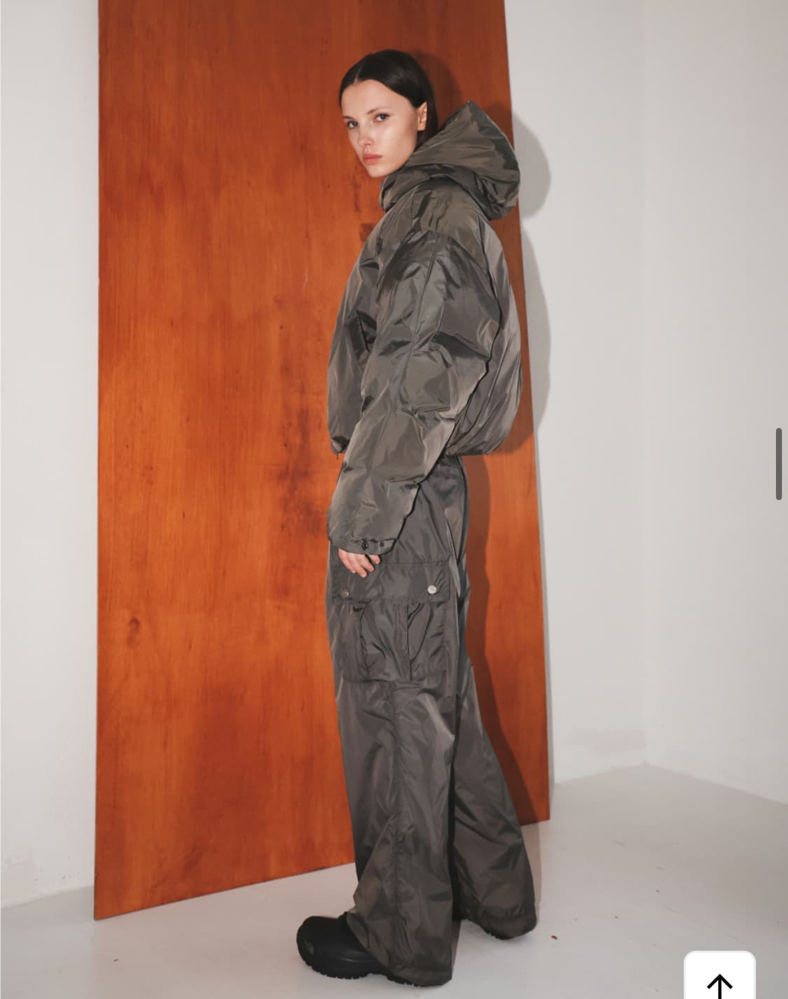 더베를린 덕다운 미니멀 패딩 챠콜 상품이미지2