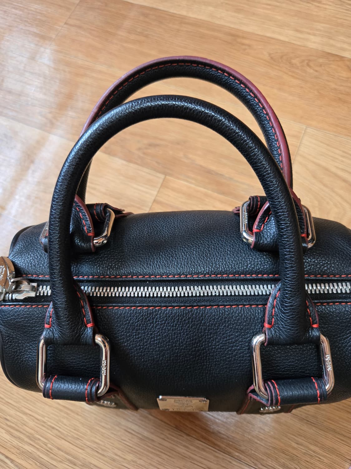 MCM 정품 블랙 레더 은장로고 미니 토트백 상품이미지3