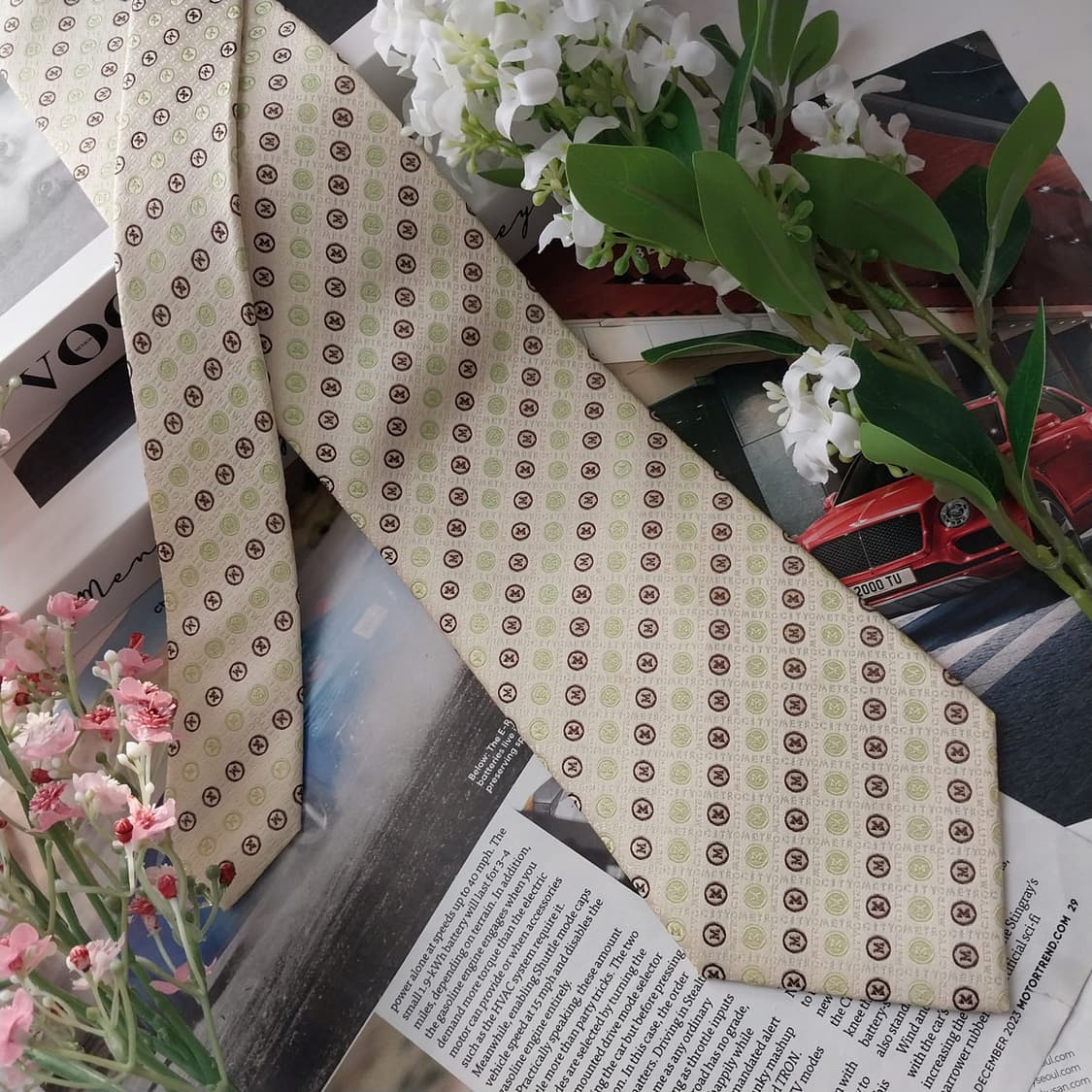 메트로시티 M 자수 패턴 아이보리 넥타이 9.7cm A등급 K1611
 상품이미지2