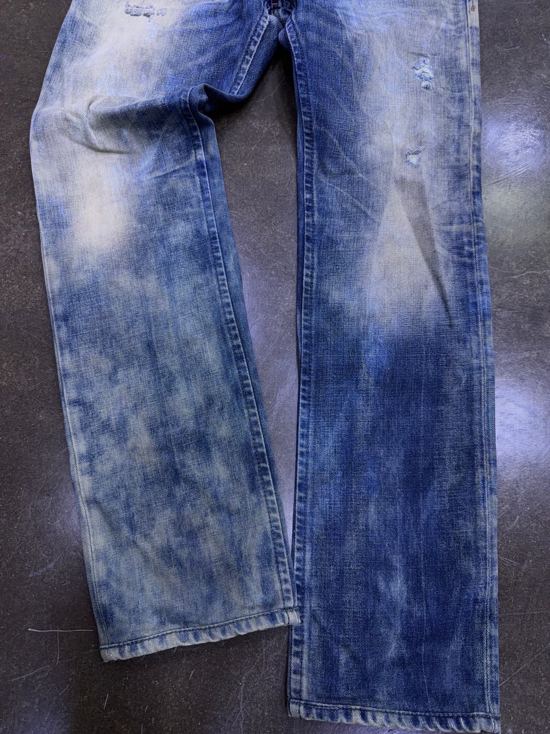 디젤 대런 빈티지 워싱 레귤러 슬림 테이퍼드핏 데님팬츠 32 상품이미지7