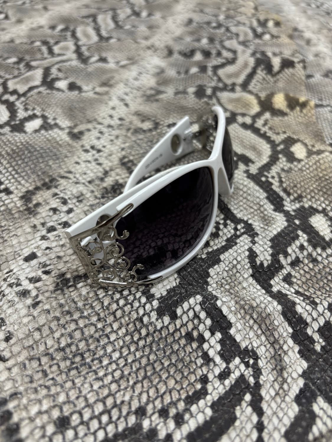 “Vintage” Gothic Detail White sunglasses 상품이미지4