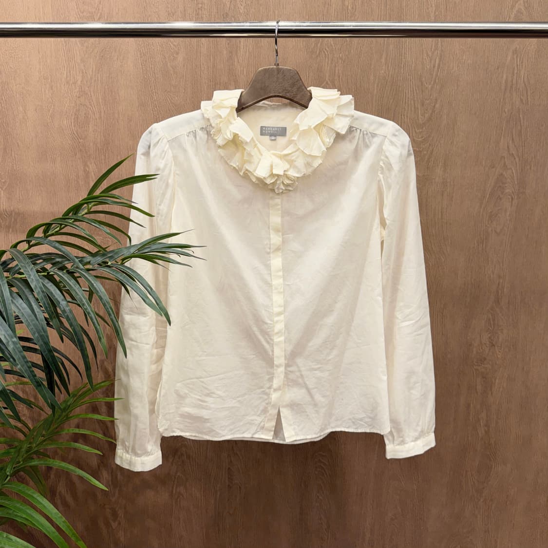 마가렛호웰 블라우스 더블 레이어드 러플 넥 히든 버튼업 디테일 아이보리 상품이미지1