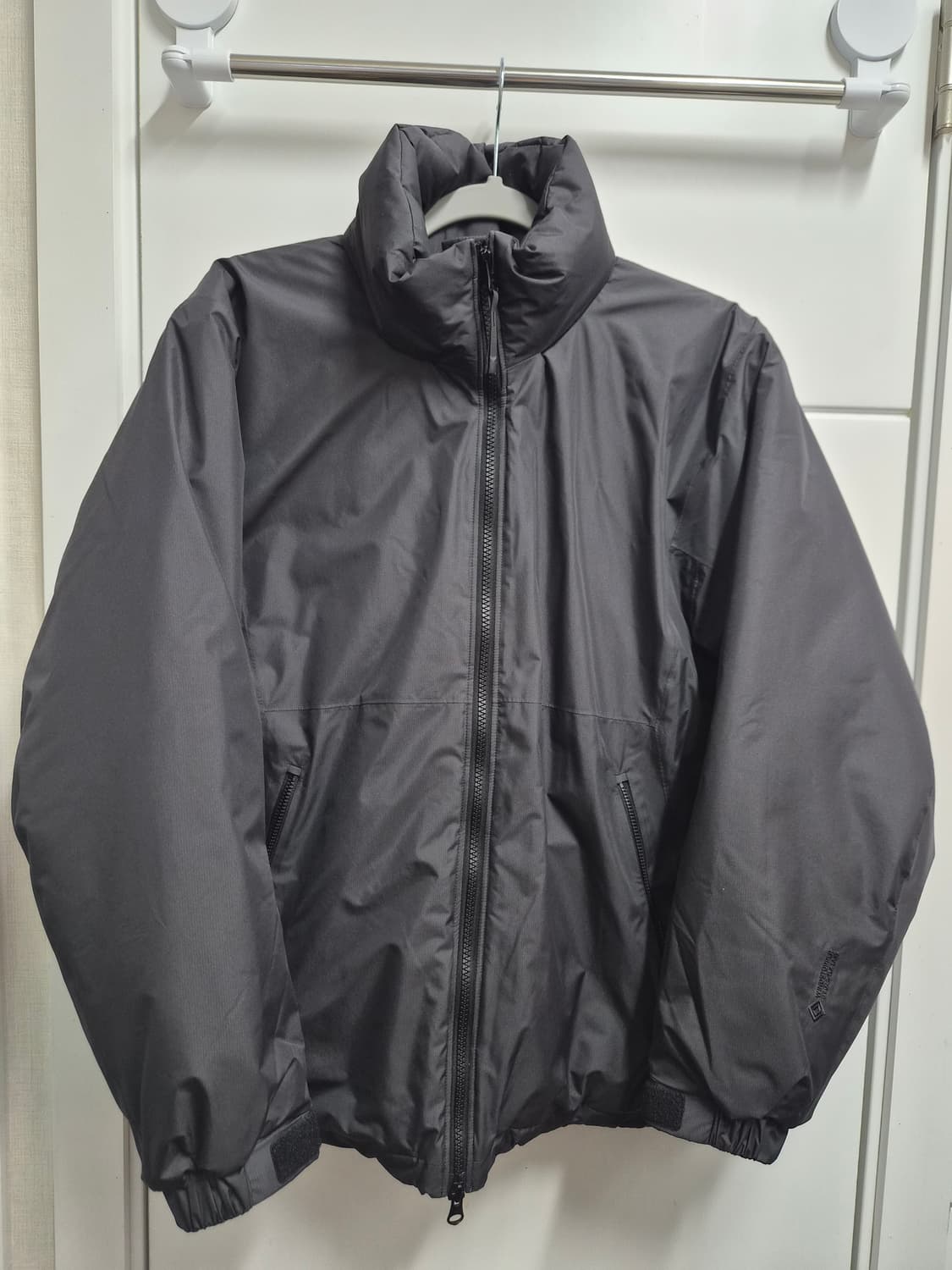 Goldwin 25FW 윈드스토퍼 퍼피자켓 딥차콜 상품이미지1