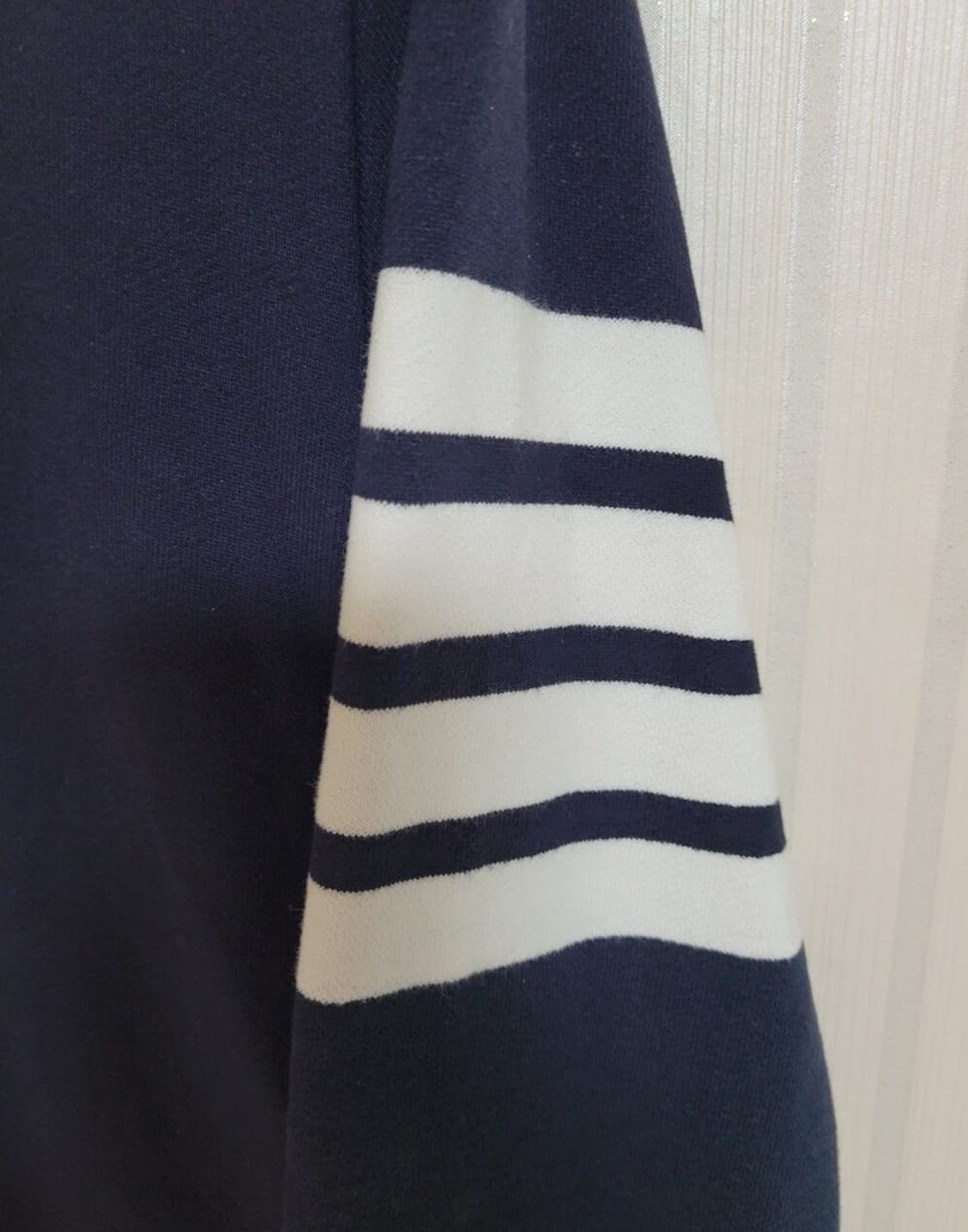 톰브라운 사선 완장 기모 맨투맨 네이비 1 상품이미지4