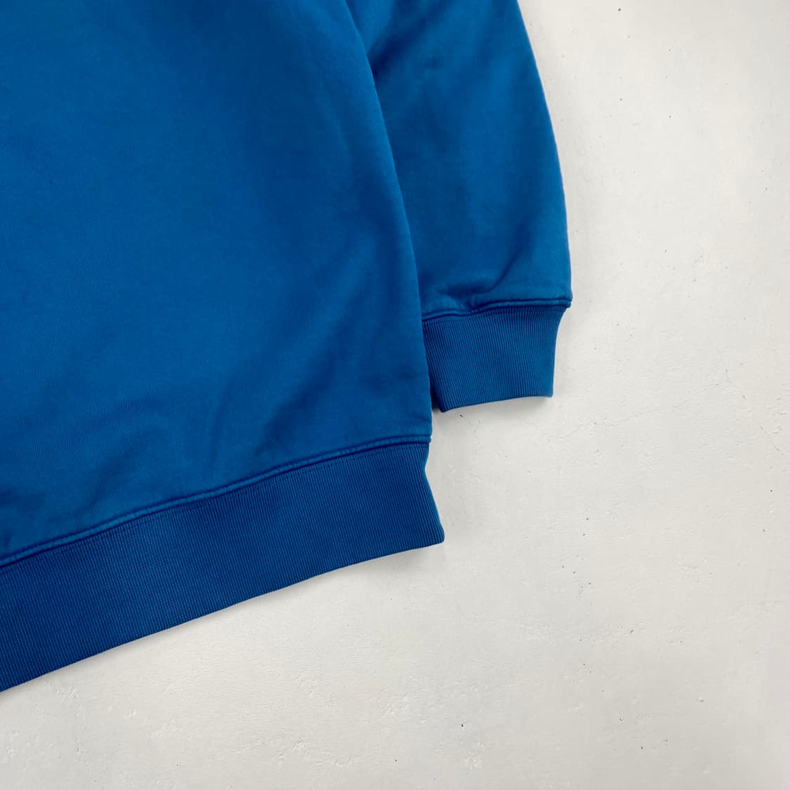 브레인데드 절개 디테일 블루 맨투맨 (95) 상품이미지4