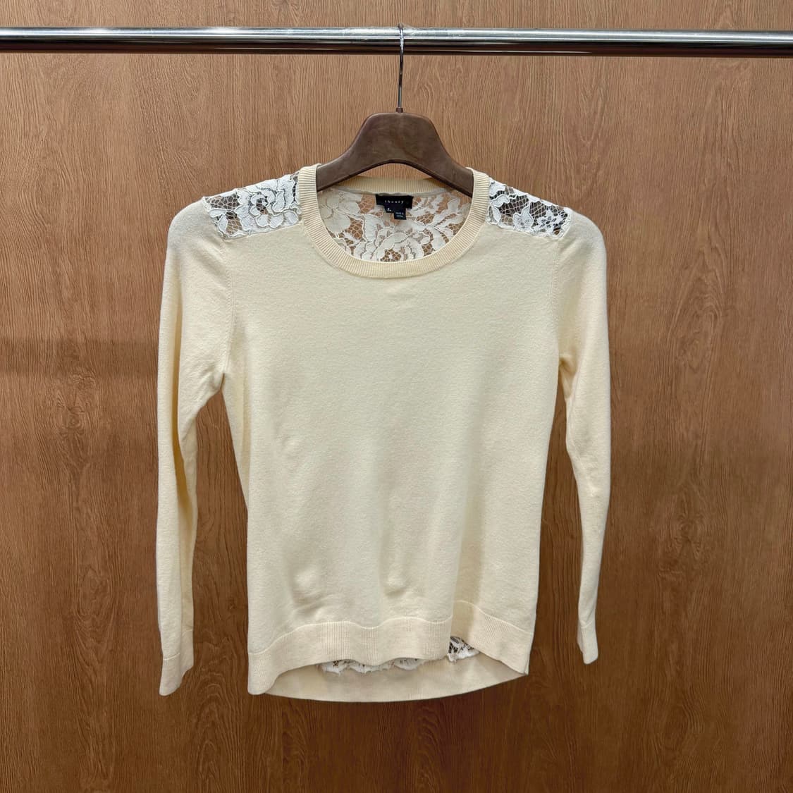 띠어리 니트 긴팔 플라워 패턴 레이스 언발란스 디테일 슬림핏 아이보리 상품이미지2
