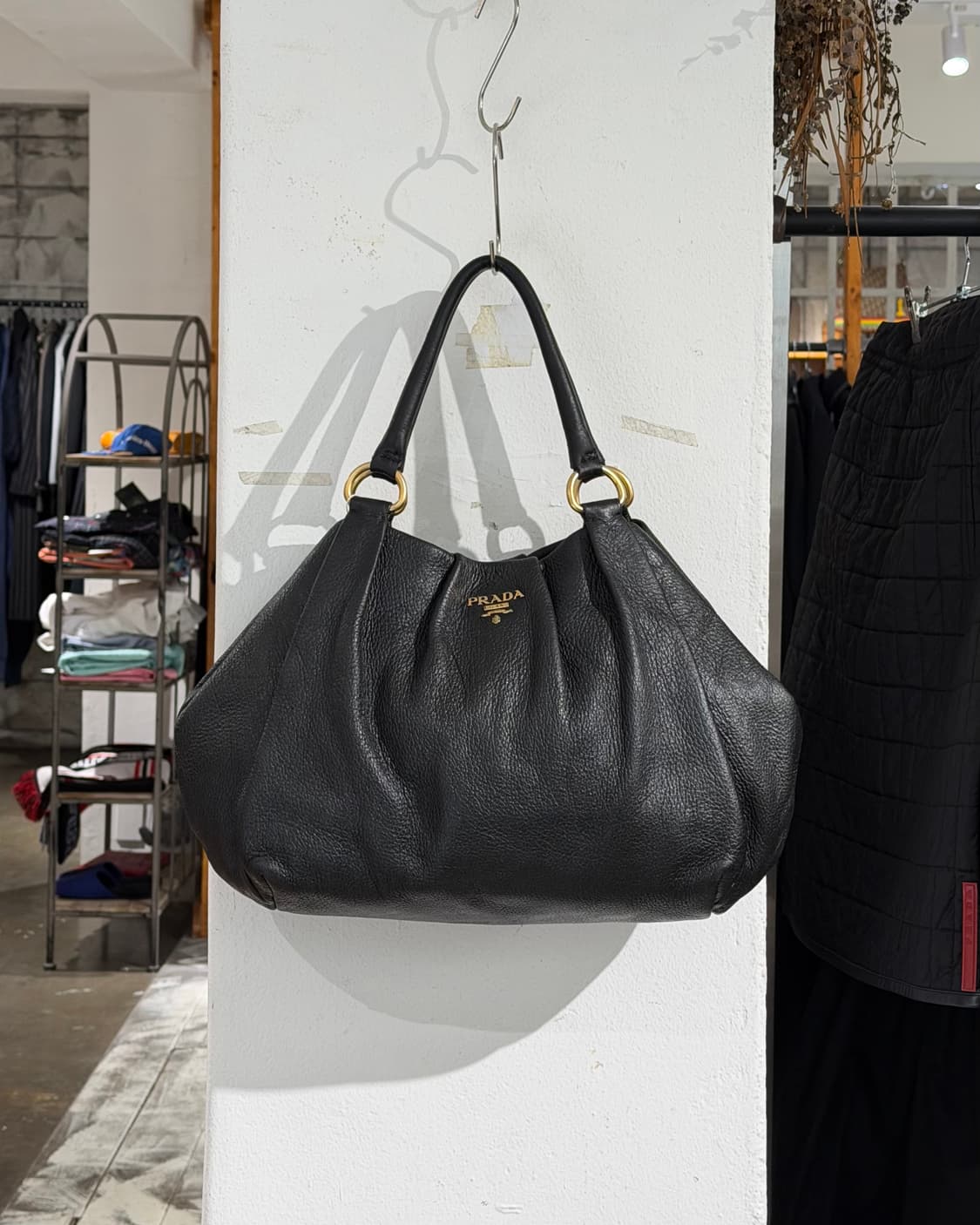 프라다 블랙 레더 숄더백 상품이미지2