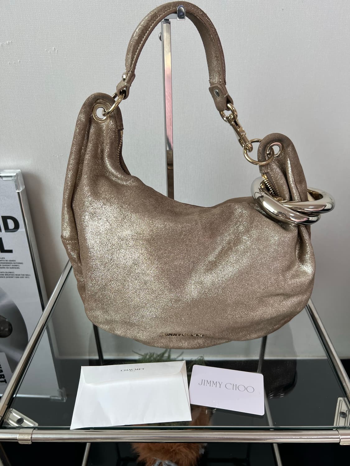 지미추 메탈릭 베이지 스웨이드 솔라 호보백 상품이미지3