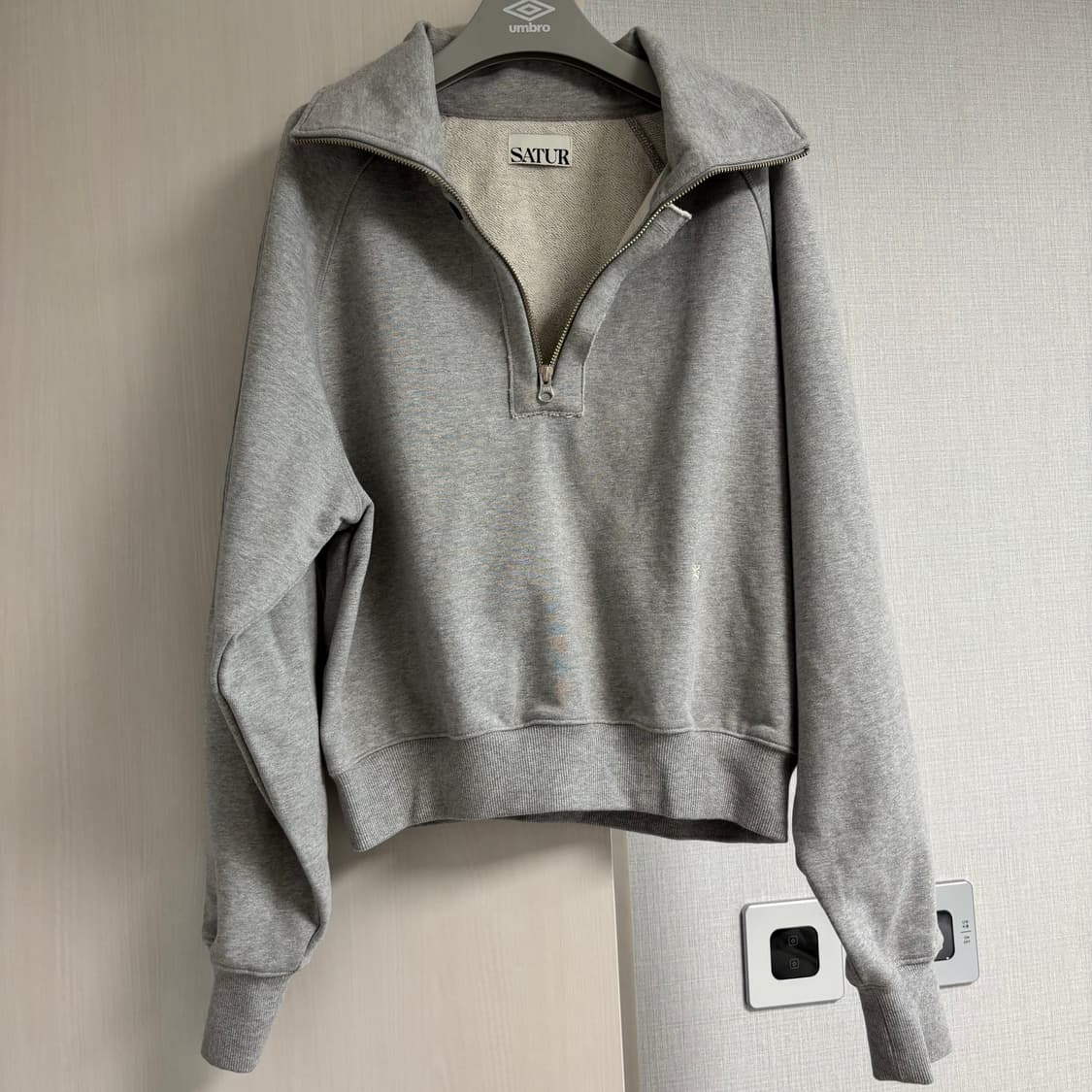 SATUR 세터 로고 하프집업 스웻셔츠  상품이미지7