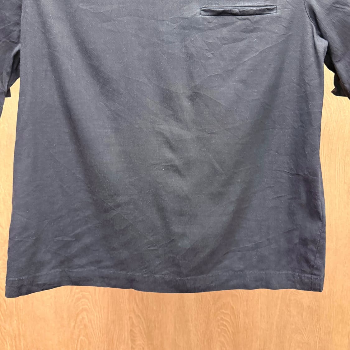 띠어리 럭스 반팔 블라우스 백 지퍼 미니 포켓 디테일 블랙 상품이미지5