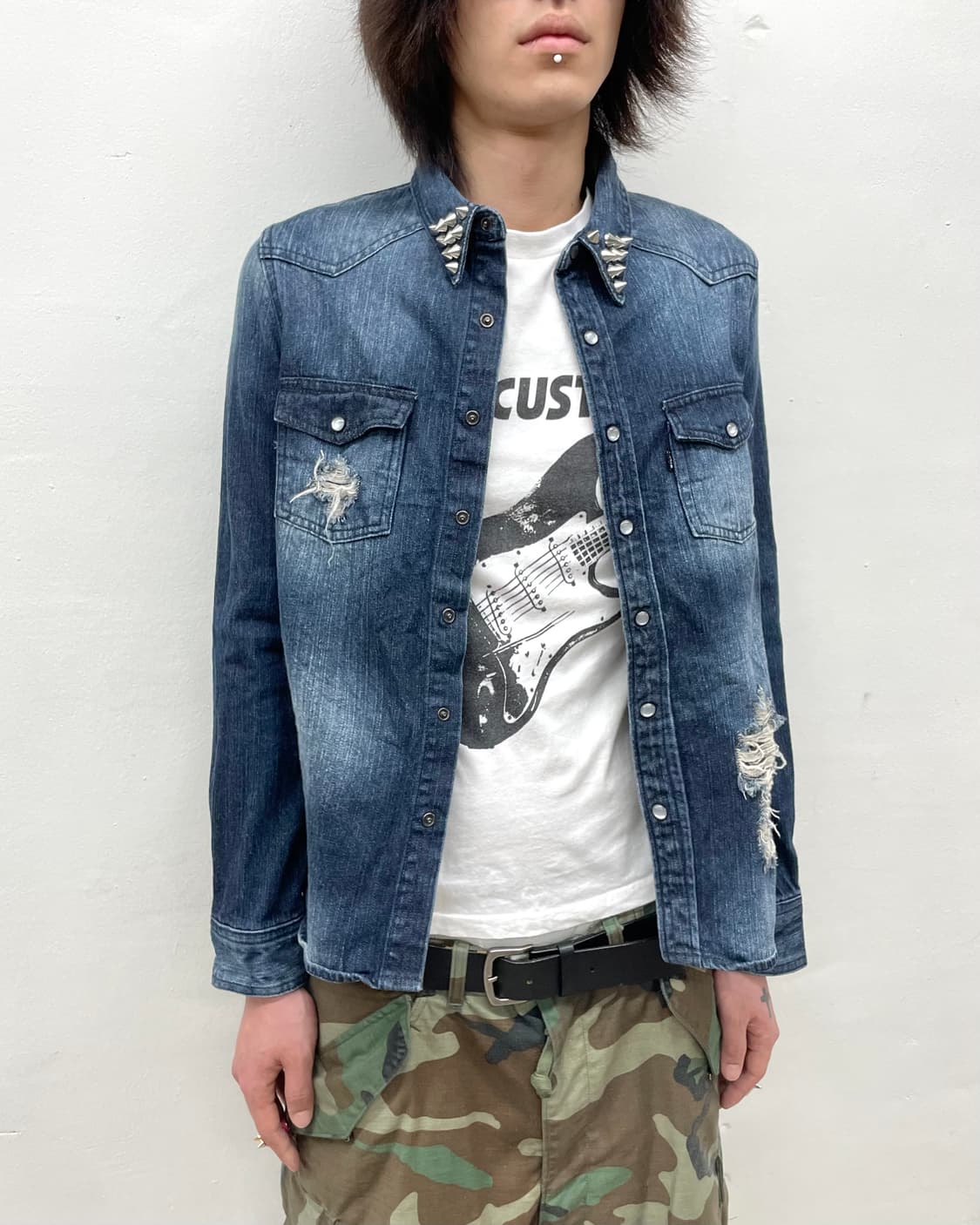 Distressed Spike Stud Denim Shirt  상품이미지3