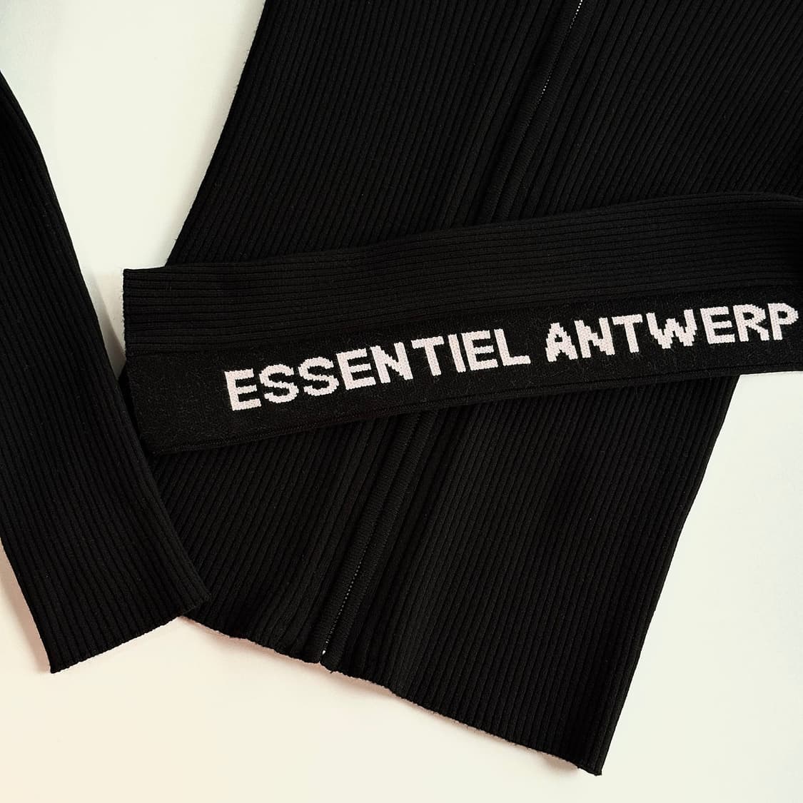 에센셜앤트워프 2024 로고 니트 집업 가디건 상품이미지3