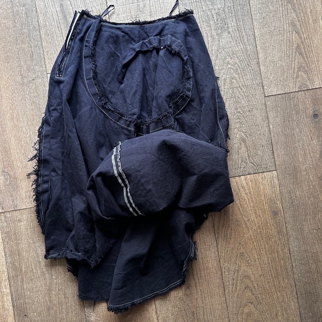 Uncut Loop Shape Distressed Skirt  상품이미지5