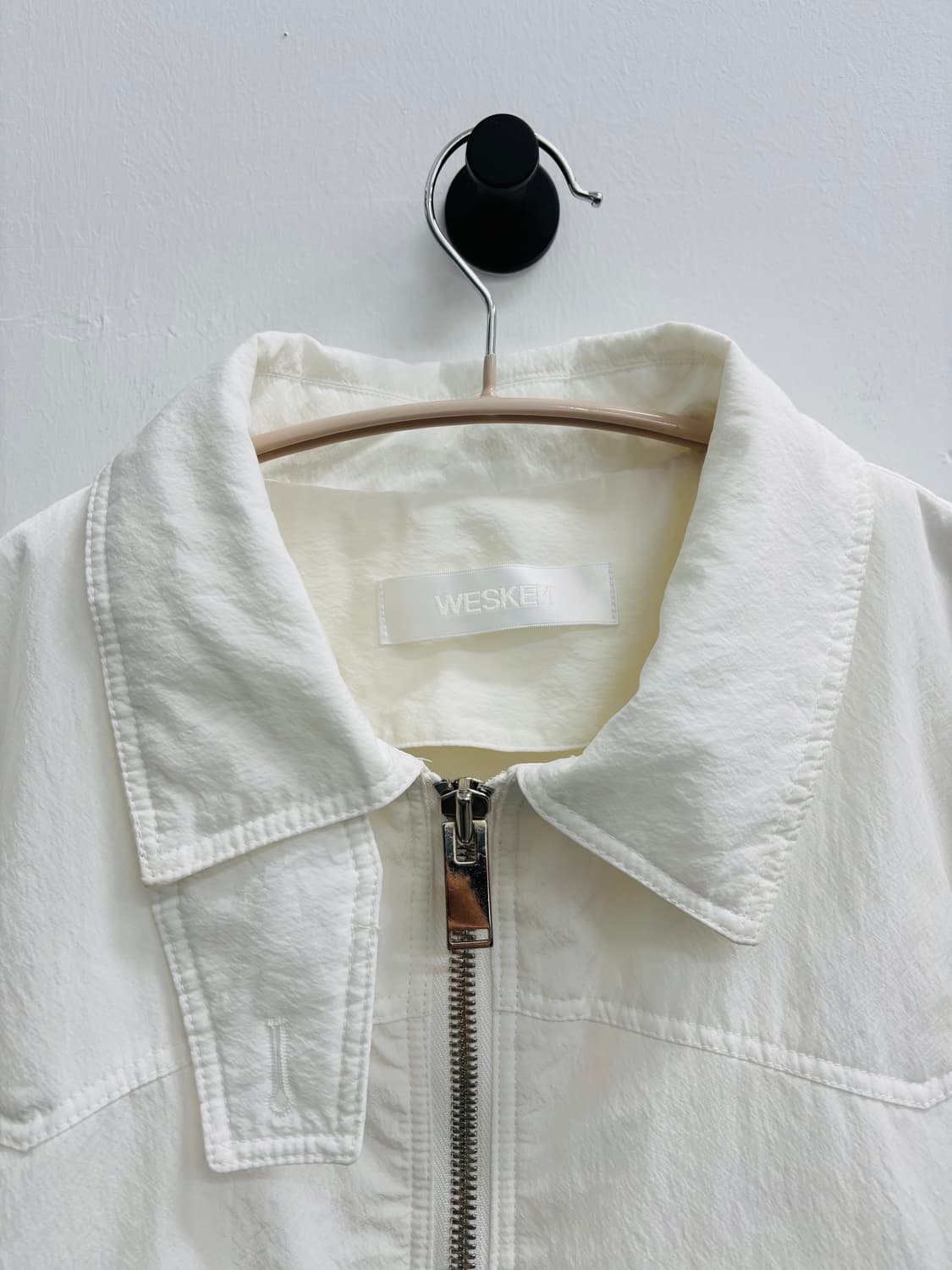 WESKEN(웨스켄) 피쉬테일 디테일 화이트 봄버 자켓 상품이미지2