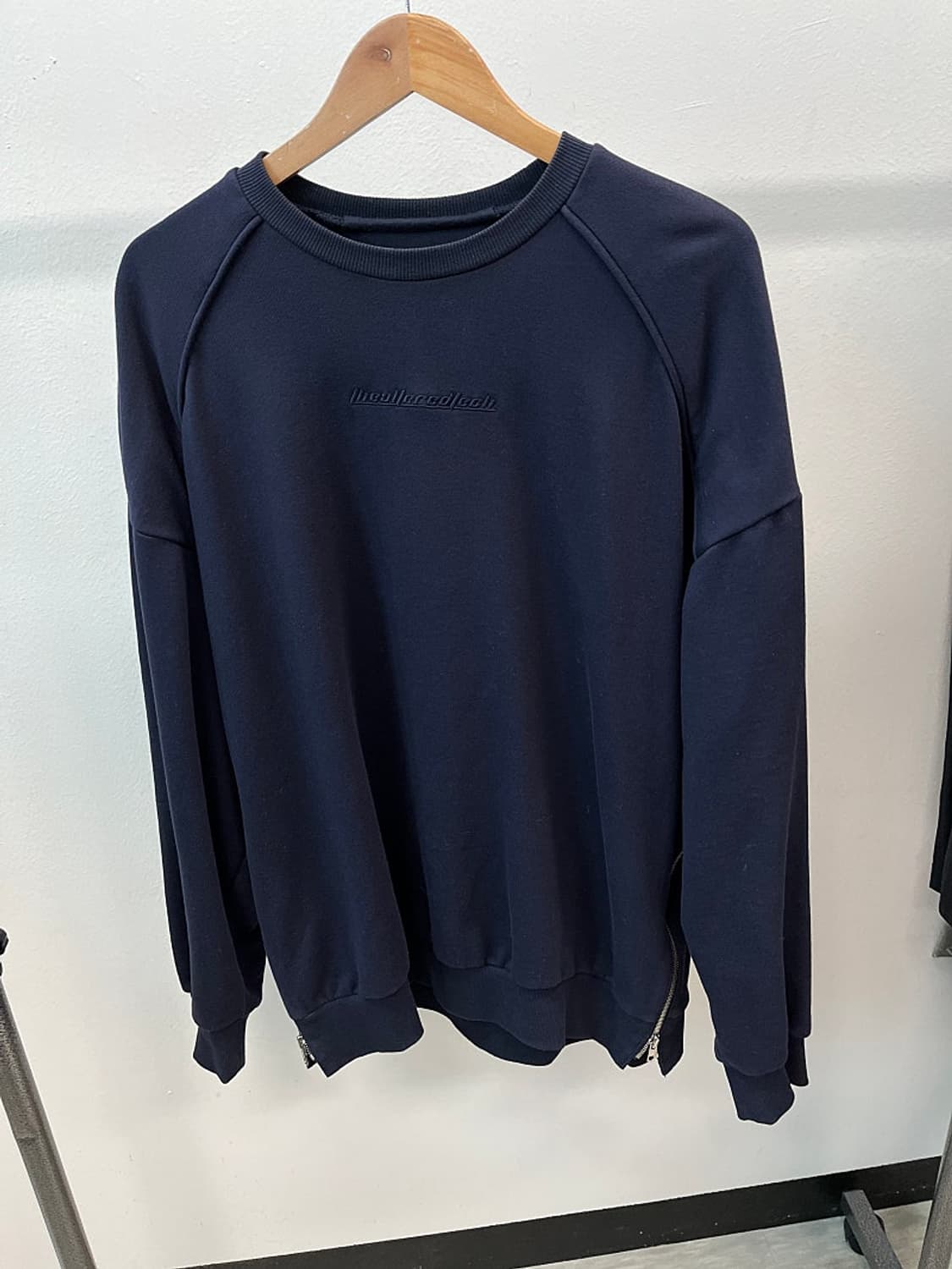 105) 준지 네이비 자수 오버 맨투맨  상품이미지3