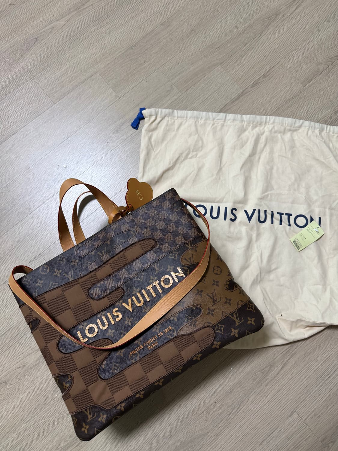 루이비통 쇼퍼 토트백 MM 브라운 / 퍼렐 니고 콜라보 상품이미지4