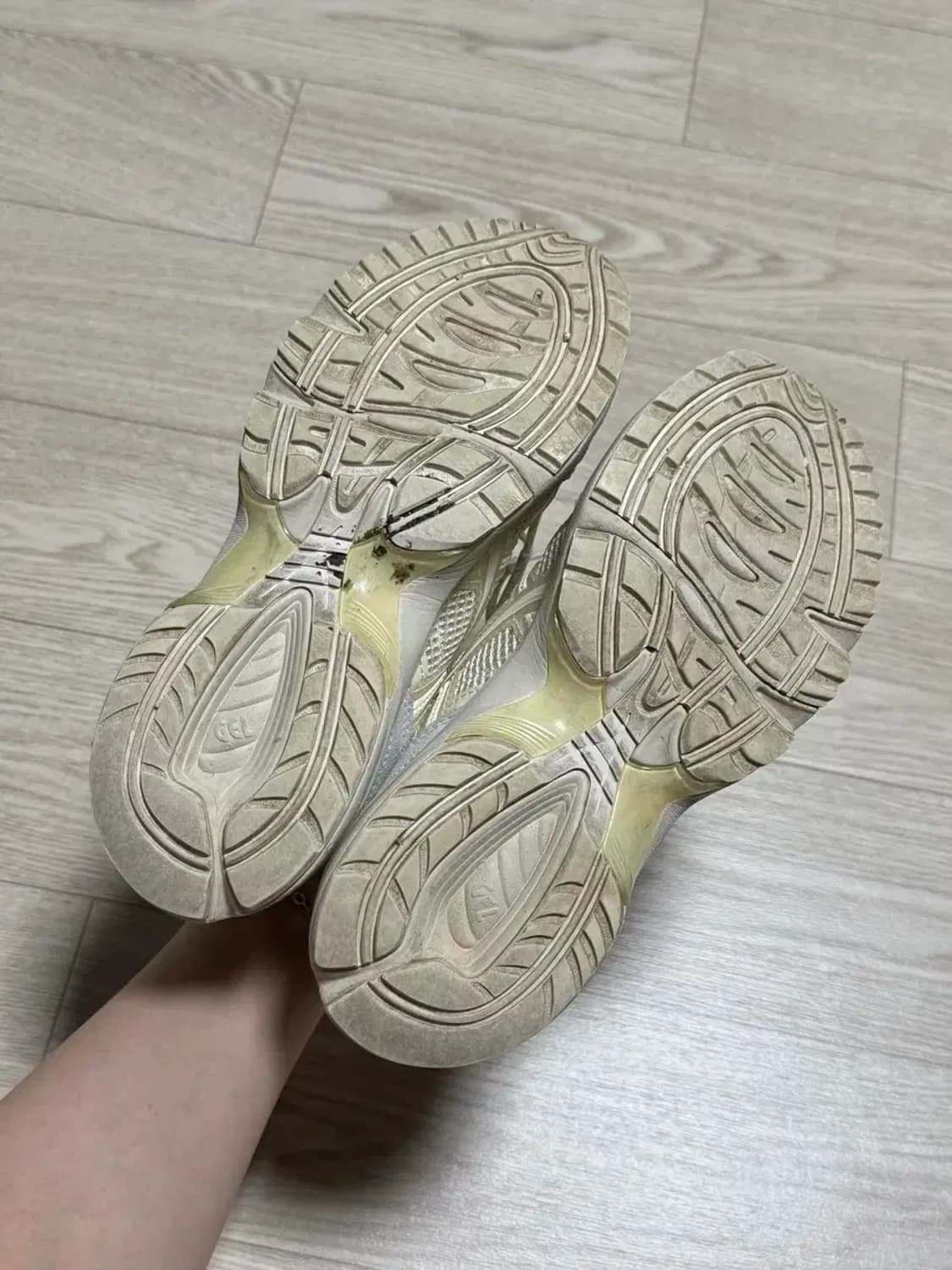 235 / 아식스 젤 1090 v2 크림 상품이미지9