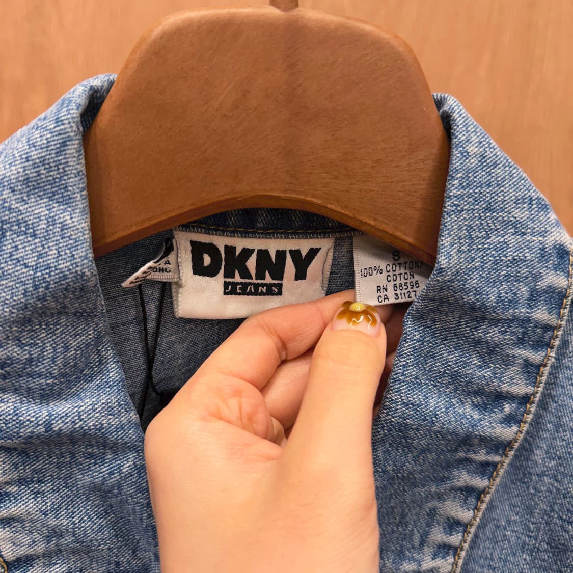 도나카란 뉴욕 코튼 크롭 데님 자켓 실버 버튼 스티치 디테일 연청 상품이미지6