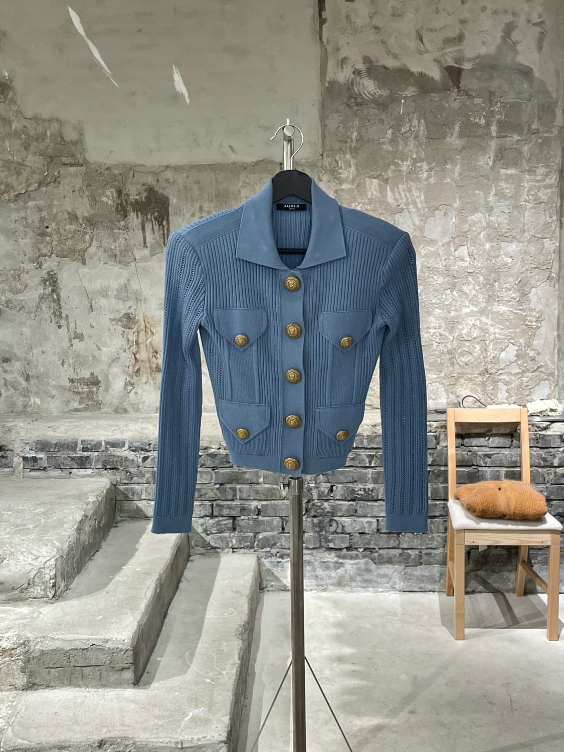 발망 파스텔 블루 포인트엘 숄더패드 금장 니트 가디건 상품이미지1