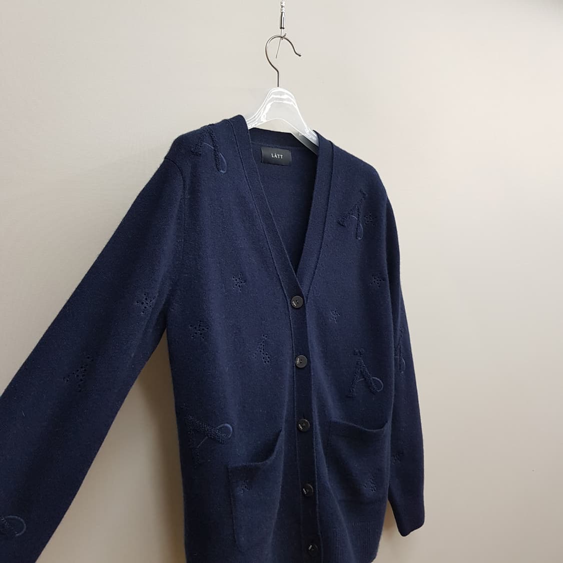 한섬 래트 2023 캐시미어 블렌드 펀칭 자수 가디건 90사이즈 상품이미지4