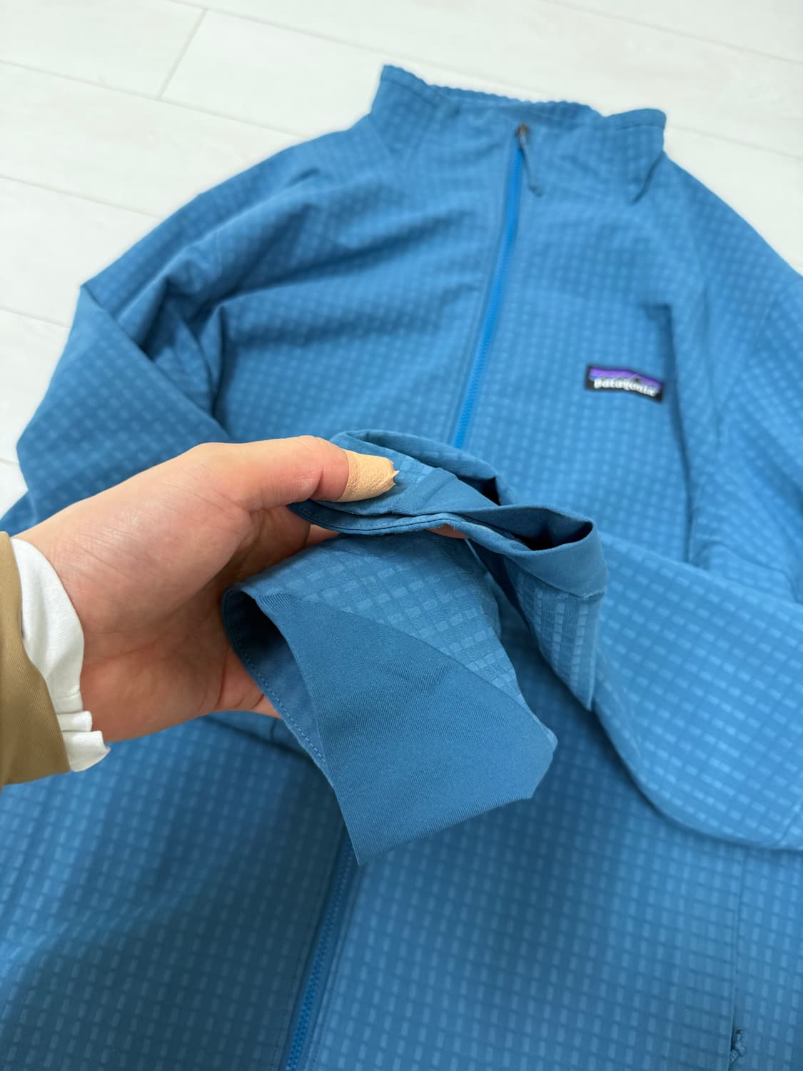 파타고니아 R1 풀집 자켓 블루 색상 M사이즈입니다. 보시는 것처럼 상태 상품이미지2