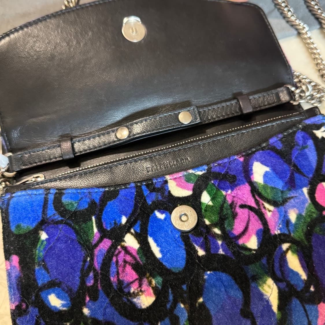 발렌시아가 BB 로고 벨벳 체인 크로스백 상품이미지4