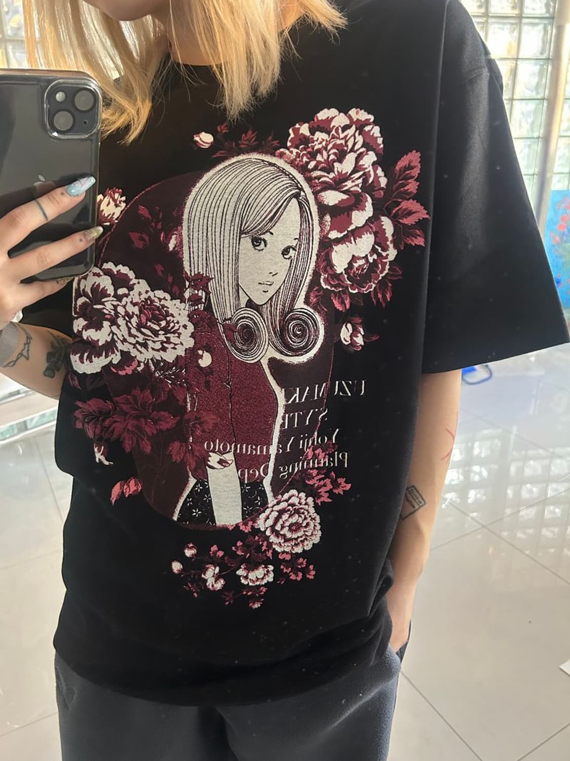 ITO -UZUMAKI- TEE 우즈마키 - 꽃과 키리에 그래픽 티셔츠 상품이미지1