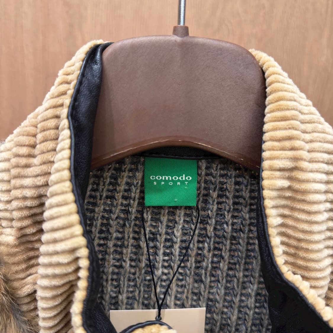 코모도 스포츠 골지 니트 집업 자켓 토끼털 배색 디테일 레귤러핏 베이지 상품이미지6