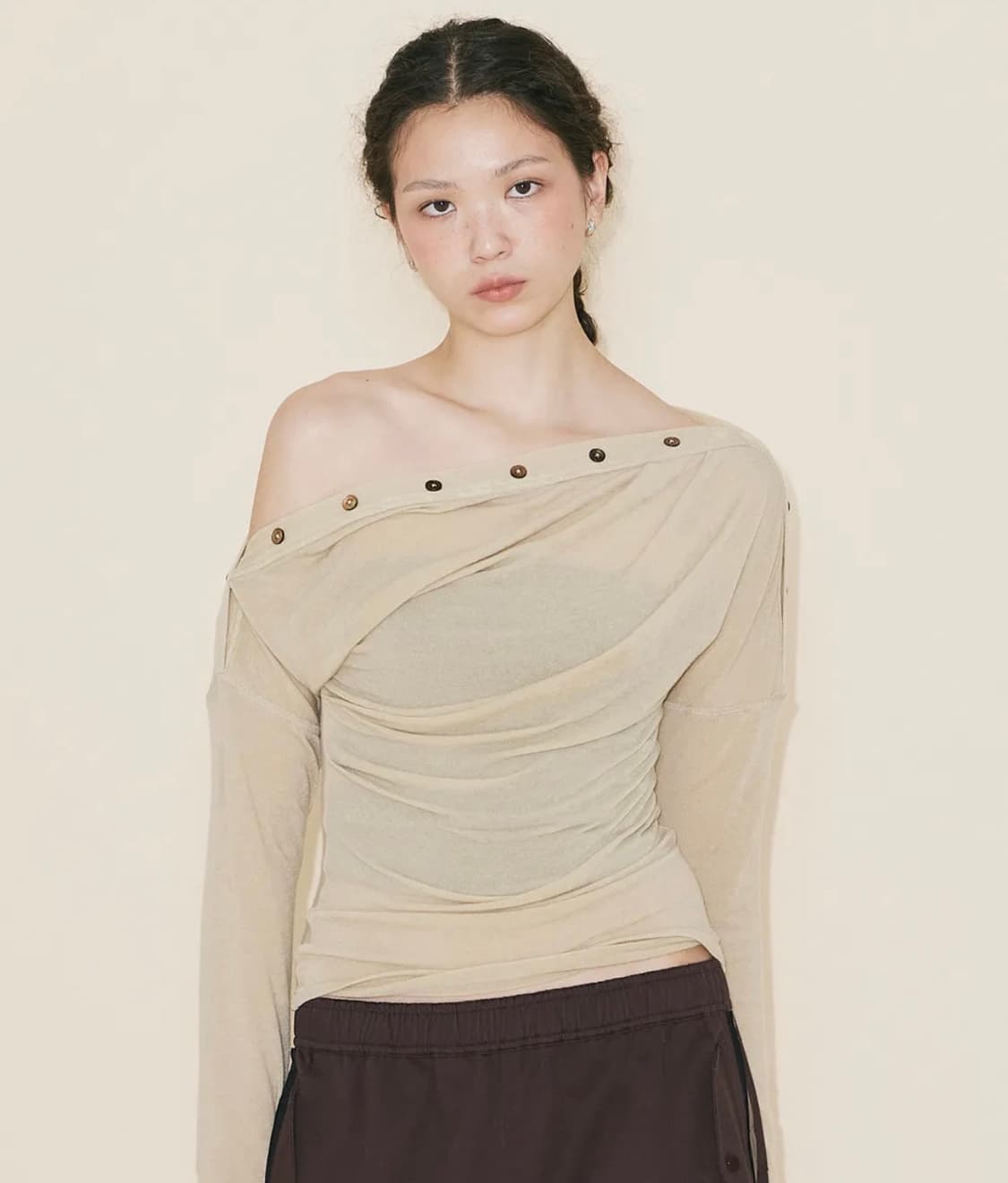 유우프 버튼 오프 숄더 티셔츠 - 오트밀 상품이미지1