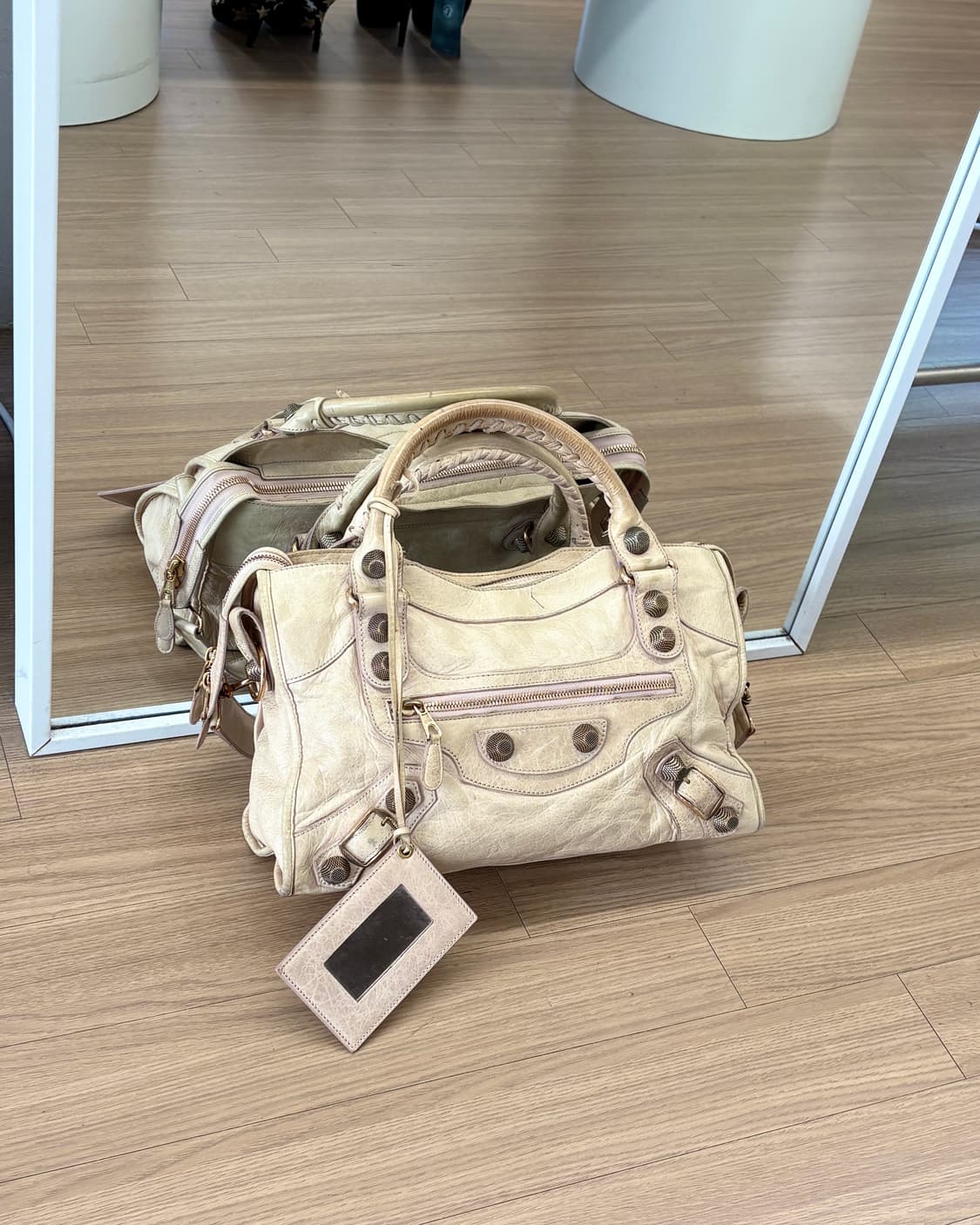 발렌시아가 베이지 시티 모터백 상품이미지1